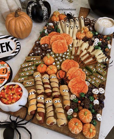 Plat Halloween, Pelottava Halloween, Veselý Halloween, Halloween Charcuterie Board, Halloween Sleepover, Halloween Charcuterie, Halloween Buffet, Dessert Halloween, Recetas Halloween