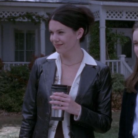 Season 1 Rory, Luke Lorelai, Lorelai Gilmore Style, Gilmore Girls Lorelai, Gilmore Girls Fashion, Lorelei Gilmore, Gilmore Girls Outfits, Gilmore Girls Seasons, Team Logan