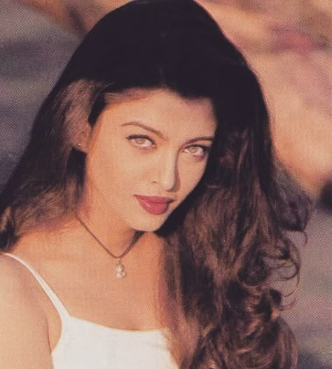 90s Bollywood Fashion, 90s Bollywood Actress, ऐश्वर्या राय, Bollywood Makeup, Vintage Bollywood Aesthetic, 90s Bollywood Aesthetic, 90s Bollywood, Vintage Bollywood, Indian Aesthetic