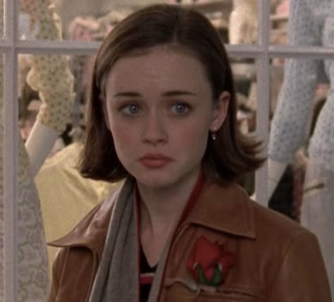 Rory Gilmore Icon, Rory Gilmore Hair, Rory Gilmore Style, Gilmore Girls Fashion, Gilmore Girls Outfits, Gilmore Girls Seasons, Girls Short Haircuts, Lorelai Gilmore, Shirt Hair