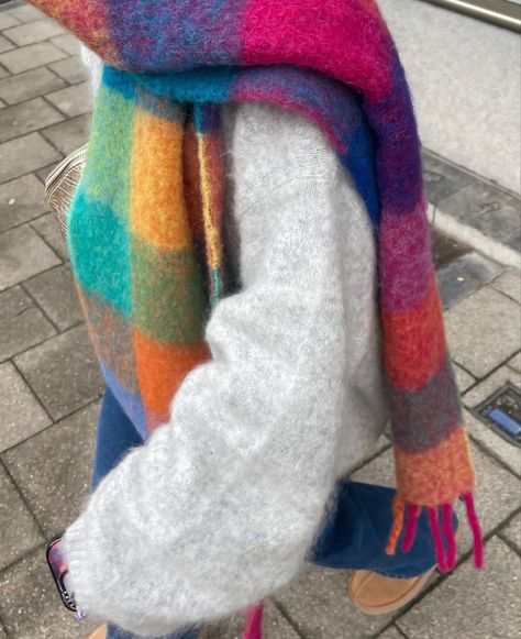 Colorful Scarf Outfit Winter, Colourful Scarf Outfit, Colorful Scarf Outfit, Snow Fits, Everyday Outfits Fall, Scarf Aesthetic, Nyc Fits, Rainbow Scarf, Scarf Outfit