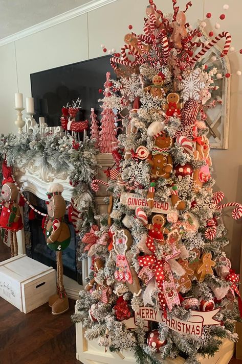 Red White Brown Christmas Tree, Christmas Tree Inspo Red And White, Flocked Gingerbread Christmas Tree, Gingerbread Christmas Trees Ideas, Ginger Bread Christmas Tree Decor, Christmas Tree Full Of Ornaments, Candy Cane Gingerbread Christmas Tree, Red And White Gingerbread Christmas Tree, Christmas Theme Trees