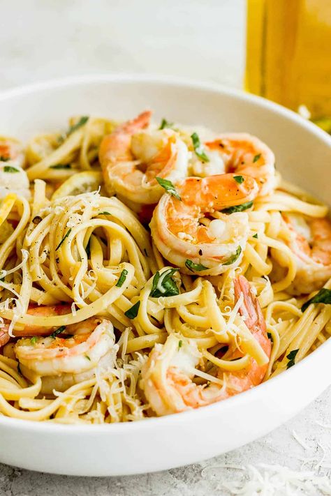 Shrimp Scampi Pasta - a buttery and delicious shrimp scampi pasta recipe that is perfect for an easy weeknight or special occasion! #shrimpscampipasta #shrimpscampipastarecipes #shrimpscampipastaeasy #shrimpscampipastarecipeseasy #shrimpscampipastarecipeslinguine