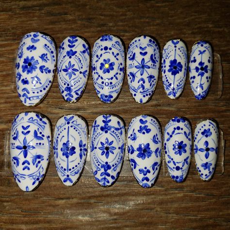 Nail Design Glitter, Blue And White Nails, White Porcelain Tile, China Nails, Acrylic Press On Nails, Blue Porcelain, Blue Nail Designs, Blue And White Porcelain, Nail Patterns