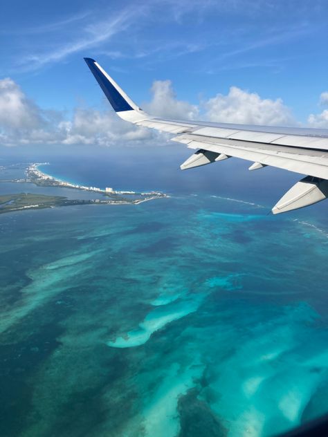 Plane Over Ocean, Hawaii Airplane View, Ocean Vacation Aesthetic, Pretty Airplane View, Travel The World Vision Board, Mexico Ocean, Plane Aesthetic, Beautiful Place In The World, Plane View