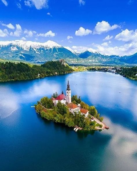 Bred Island is a small tear-shaped island floating in the middle of Lake Bled in northwestern Slovenia.  On the island sits Pilgrimage Church of the Assumption of Mary, a Baroque church established in 1534. #travel #slovenia Lake Bled Slovenia, Bled Slovenia, Lake Bled, Image Nature, Destination Voyage, Elba, Greece Travel, Tourist Destinations, Most Beautiful Places