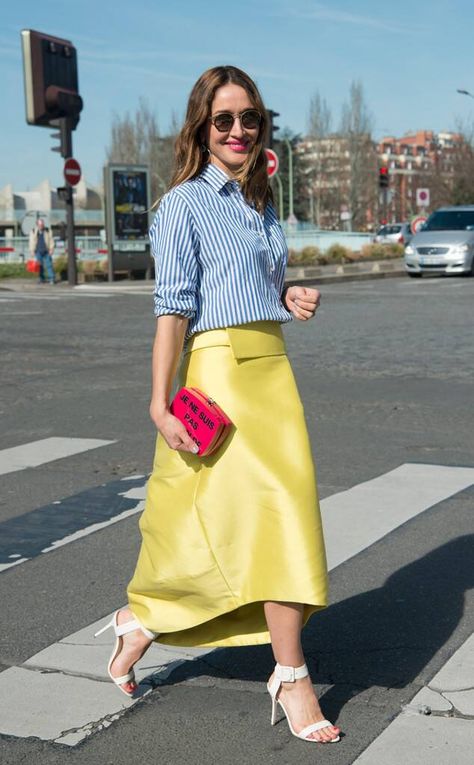 Photos from Street Style: Midi Skirts - E! Online Yellow Street Style, Yellow Skirt Outfit, Yellow Skirt Outfits, Yellow Midi Skirt, Winter Outfits 2020, Midi Skirt Outfit, Yellow Skirt, Midi Skirts, Skirt Outfit