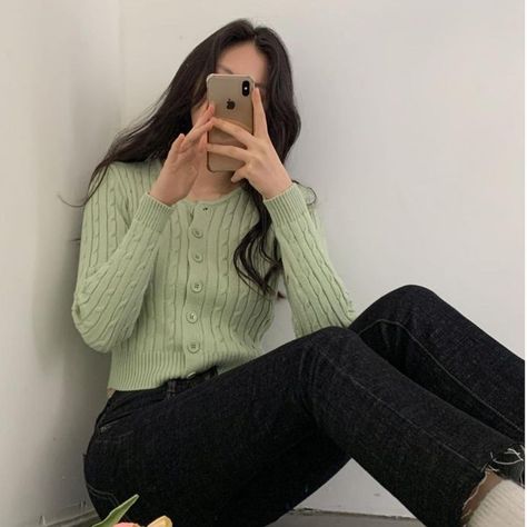 Light Green Cardigan Outfit, Light Green Cardigan, Green Cardigan Outfit, Cardigan Outfit, Green Cardigan, Cardigan Outfits, Inspiration Style, Ulzzang Girl, Body Goals