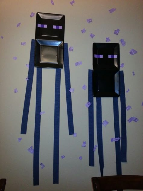 We used black paper plates, streamers, and some construction paper to make the Enderman and the snowflakes. Tree Minecraft, Diy Minecraft Decorations, Minecraft Birthday Decorations, Minecraft Diy Crafts, Diy Minecraft Birthday Party, Minecraft Diy, Minecraft Bday, Lincoln Birthday, Minecraft Theme