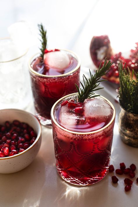 Rosemary Gin And Tonic, Fun Holiday Cocktails, Pomegranate Gin, Pomegranate Cocktails, Cool Cocktails, Rosemary Sprigs, Christmas Lunch, Nye Party, Tonic Water