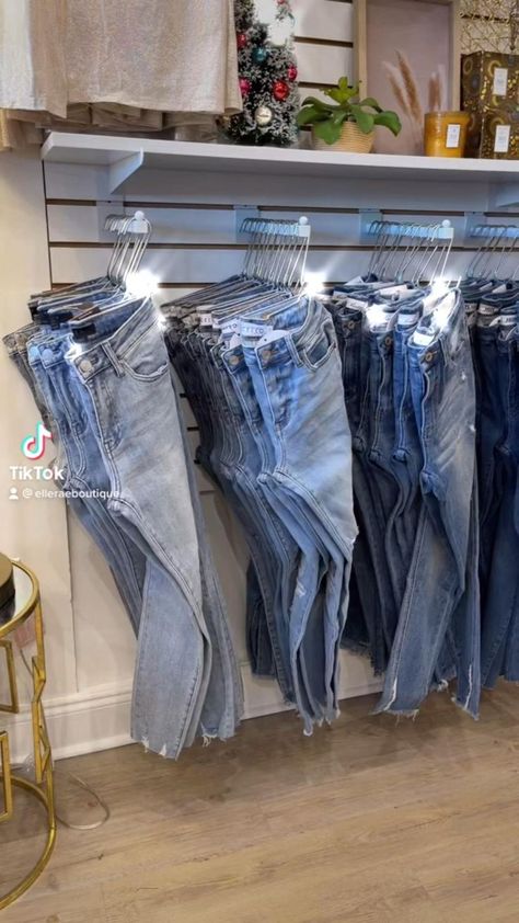 Store Displays Clothing, Store Design Clothing, Boutique Display Ideas Retail Stores, Clothing Boutique Interior Design, Jeans Storage Ideas, Clothing Store Decor, Retail Clothing Display, Clothing Boutique Decor, Jeans Storage