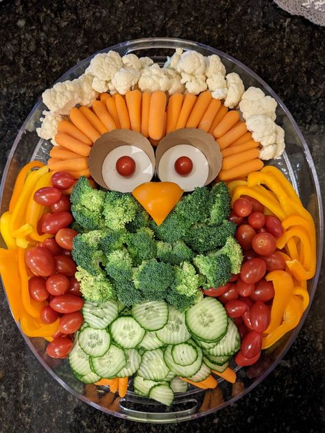 Owl Shaped Veggie Tray, Animal Shaped Veggie Tray, Owl Veggie Platter, Grinch Fruit Tray, Cute Veggie Tray Ideas, Owl Veggie Tray, Turkey Ideas, Veggie Platter, Appetizer Platter