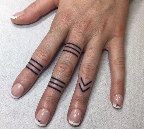 Henna Forearm, Finger Tattoo Meaning, Tattoos Ring, Ring Finger Tattoo, Finger Meaning, Tattoo Main, Tattoo Finger, Ring Tattoo, Tattoo Minimal