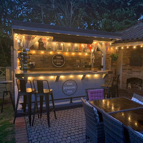 Bar In The Garden, Herb Pyramid, Outside Bar Ideas, Bar Outdoor Design, Garden Bar Ideas, Garden Bar Shed, Outdoor Garden Bar, Terrasse Design, Diy Outdoor Bar