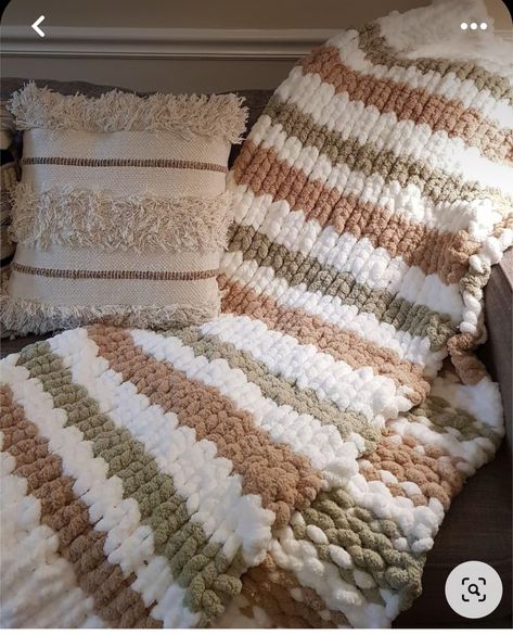 Checkered Knitted Blanket, Checkered Chunky Knit Blanket, Chunky Knit Blanket Pattern Color Combos, Chunky Yarn Crochet Pattern, Chunky Blanket Diy, Quick Crochet Blanket, Chunky Knit Blanket Pattern, Chunky Yarn Blanket, Finger Knitting Projects