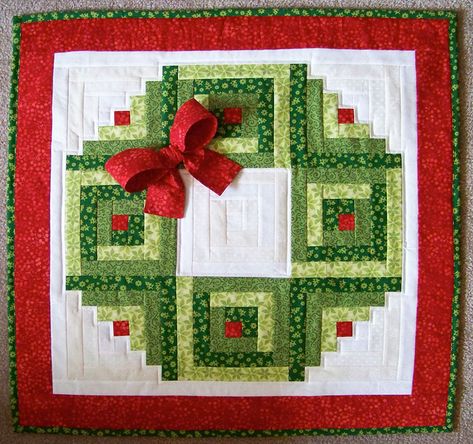 Log Cabin Christmas Wreath Wall Hanging, Plus Bonus Scrappy Wreath Table Runner Idea! – Craft Picnic Craft Picnic, Christmas Wreath Wall, Log Cabin Christmas, Idea Craft, Mini Patchwork, Christmas Quilting Projects, Christmas Quilt Blocks, Christmas Log, Christmas Tree Quilt