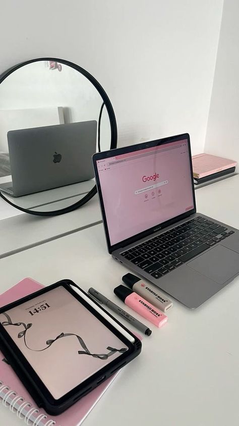 Apple Ecosystem, Macbook Aesthetic, Studera Motivation, White Desk, Study Organization, Academic Motivation, Makijaż Smokey Eye, Study Motivation Inspiration, Studying Inspo