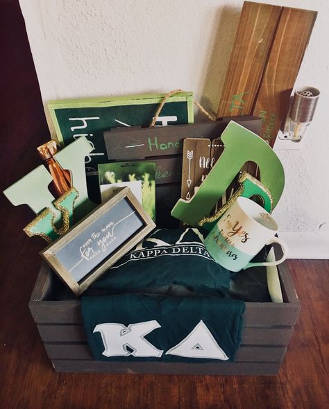 Cool, rustic wooden and green sorority basket from Kappa Delta Kappa Delta Gifts, Sorority Baskets, Big/little Baskets, Big Little Basket, Kappa Delta Sorority, Sorority Paddles, Big Lil, Sorority Canvas, Sorority Big Little