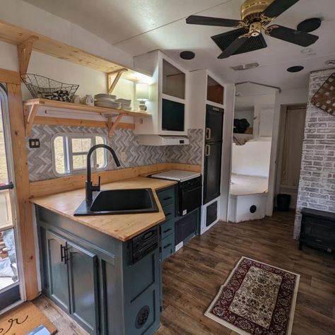 Camping Trailer Interior Ideas, Country Camper Remodel, Old Rv Decorating Ideas, 90s Camper Remodel, Cheap Diy Camper Remodel, Rv Updates Diy, Cheap Camper Remodel Ideas, Old Rv Remodel, Older 5th Wheel Camper Remodel