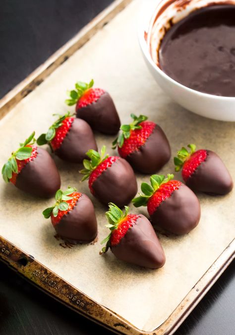 Best Party Snacks, Strawberry Recipe, Chocolate Covered Strawberry Recipe, Chocolate Dipped Strawberries, Strawberry Dip, Wine Night, Snacks Für Party, Covered Strawberries, Chocolate Strawberries