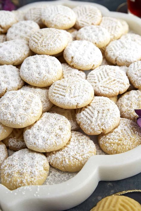 Kahk Cookies, Egypt Cookies, Egyptian Desserts Easy, Arab Desserts Recipes, Egyptian Sweets, Kahk Recipe, Eid Desserts, Eid Cookies, Egyptian Dessert Recipes