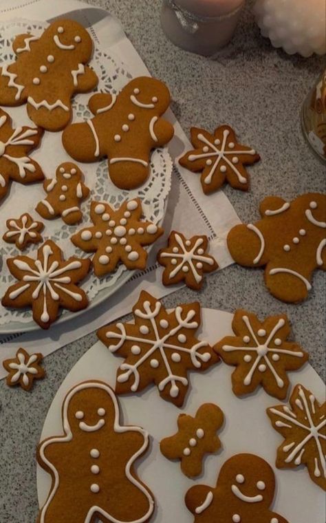 Ginger Bread Man Aesthetic, Ginger Bread Cookies Aesthetic, Christmas Sugar Cookies Aesthetic, Gingerbread Asthetic, Christmas Cookie Aesthetic, Gingerbread Cookies Aesthetic, Christmas Cookies Aesthetic, Christmas Dreaming, Xmas Cookies