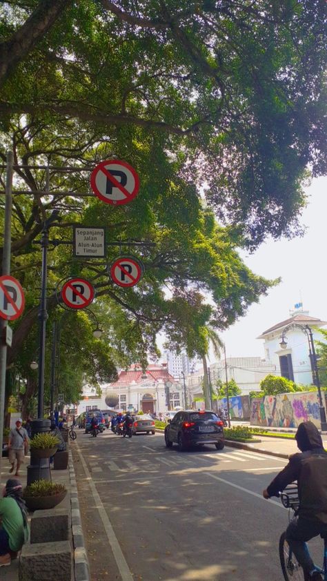 jalan pagi pagi di kota bandung #bandung Alun Alun Bandung Aesthetic, Di Jalan Naik Motor, Perjalanan Kota, Outdoor Aesthetic, Kota Bandung, Cartoon Jokes, Street Photo, Bts Funny Videos, Just Kidding