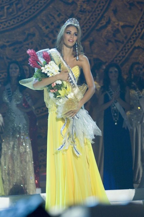 Dayana Mendoza  Dayana Mendoza won Miss Universe in 2008 at the age of 22 while she was representing Venezuela.Miss Universe Miss Universe 2008, Dayana Mendoza, Mauve Makeup, Physical Beauty, Miss Universe, Some Girls, Beauty Pageant, Mendoza, The Age