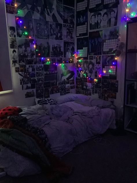 #5sos #thebeatles #metallica #gunsnroses #mötleycrüe #slipknot #vanhalen #aliceinchains #nirvana #ledzeplillin Metallica Bedroom, Alice In Chains, Van Halen, Nirvana, Diy Room Decor, Aesthetic Bedroom, Bedroom Inspo, Aesthetic Room, Room Diy