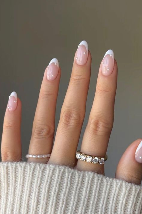 summer nails Short Acrylic Wedding Nails For Bride, Christmas Nails 2023 Short Almond, Gel Nail Inspo Short Winter, Ball Nails Prom, Silver Tip Almond Nails, Round Wedding Nails For Bride, Christmas Bridal Nails, Squoval Wedding Nails, Simple Christmas Nails Oval Short