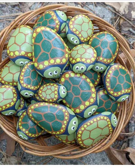 Turtle Shell Rock Painting, How To Paint Turtles On Rocks, Insect Painted Rocks, Rock Painting Turtles, Octopus Rock Painting, Summer Painted Rocks, Turtle Rock Painting, Turtle Rocks, Turtle Painted Rocks