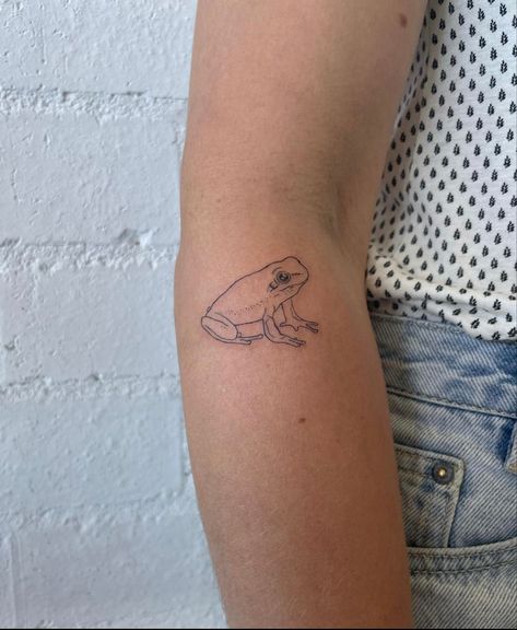 Tiny Frog Tattoo Simple, Toad Tattoo Simple, Small Toad Tattoo, Bull Frog Tattoo, Frog Line Tattoo, Dainty Frog Tattoo, Black And White Frog Tattoo, Fine Line Frog Tattoo, Bullfrog Tattoo