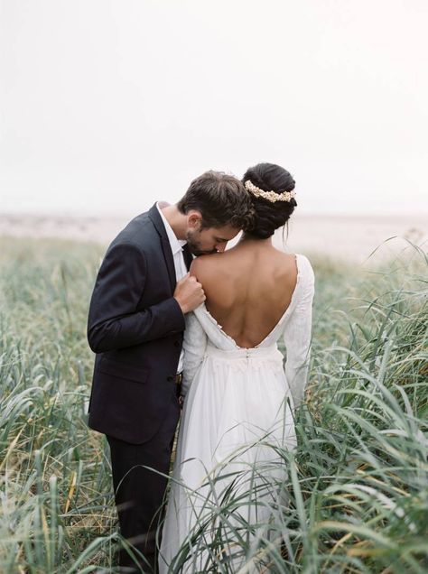 Simple & elegant Oregon Beach Elopement ideas via Magnolia Rouge Shoulder Kiss, Beach Elopement Ideas, Deer Flowers, Oregon Coast Wedding, Kiss Wedding, Photo Bride, Outdoor Wedding Photography, Green Wedding Colors, Love Magazine