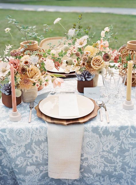 Wild Flower Wedding Table, Charger Plates Ideas, Wedding Tablecloth Ideas, Wedding Charger Plates, Flower Wedding Table, Autumn Table Setting, Wedding Reception Ideas Outdoor, Linens For Wedding, Event Decoration Ideas