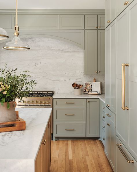 sage green kitchen – marble backsplash – IHOD Rh Kitchen, Sage Kitchen, Kitchen Cabinet Inspiration, Makeover Kitchen, Kitchen Ikea, Sage Green Kitchen, Warm Kitchen, Green Kitchen Cabinets, Gray Cabinets