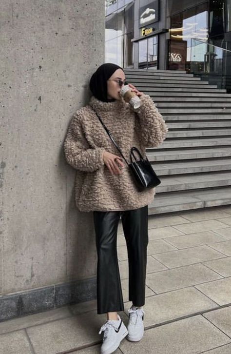 Hijabi Fashion Winter, Modest Winter Outfits, Modern Hijab Fashion, Japan Outfit, Modest Fashion Hijab, Muslim Outfits Casual, Hijab Style Casual, Hijabi Fashion Casual, Fashion Top Outfits