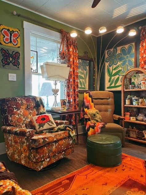 Maxamilist Interior 70s, 70s Earthy Aesthetic, 70s Bohemian Decor, 60s Aesthetic Home, 70s Maximalist Bedroom, 70s Home Inspiration, Living Room 70s Style, 70s Eclectic Living Room, 1970s Inspired Living Room