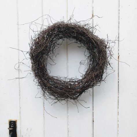 Natural Willow Door Wreath: Twig Door Wreath/halloween - Etsy UK Scandi Autumn, Plant Curtain, Spooky Basket Ideas, Outdoor Decorations Halloween, Closet Table, Halloween Doors, Paint Fashion, Fall Background Wallpaper, Window Exterior