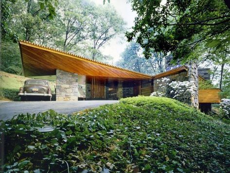 Usonian House, Architecture Cool, Frank Lloyd Wright Architecture, Frank Lloyd Wright Homes, Architecture Collection, Earth Sheltered, Modernist House, Walter Gropius, Mid Century Architecture