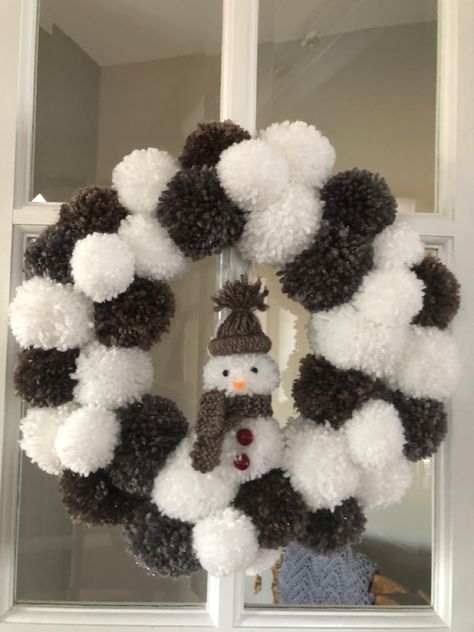 Reindeer Pom Pom Wreath, Pom Pom Wreath Ideas, Pom Pom Wreath Christmas, How To Make Pom Poms, Pompon Wreath, Pom Pom Christmas Decorations, Pom Pom Wreath Diy, Pom Pom Christmas Wreath, Dollar Tree Christmas Decorations