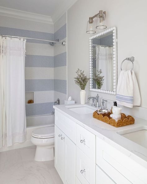 Simplicity Costal Cowgirl Bathroom, Coastal Grandma Bathroom, White And Blue Bathroom Ideas, Coastal Kids Bathroom, Bathroom Costal, Coastal Grandmother Bathroom, Coastal Hamptons Bathroom, Farmhouse Coastal Bathroom, Lakehouse Bathroom Ideas