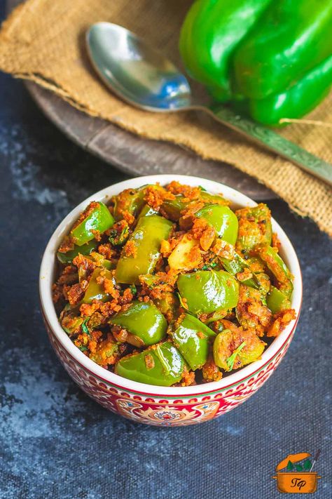 Capsicum Zunka Recipe Green Capsicum Recipes, Capsicum Recipes Indian, Maharashtra Recipes, Zunka Recipe, Marathi Recipes, Capsicum Curry, Capsicum Recipe, Indian Sides, Capsicum Recipes