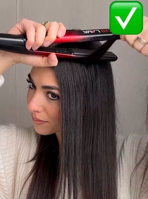 Have you only got a straight iron, but what you really want to do is make curls? Don’t worry because here’s an easy trick you can learn to curl your hair with a flat iron. Easy Way To Curl Hair, Flat Iron Hairstyles, Iron Hairstyles, Straight Iron, Celtic Hair, Curl Your Hair, Hair Curling Tips, Hair Tool, Curl Hair