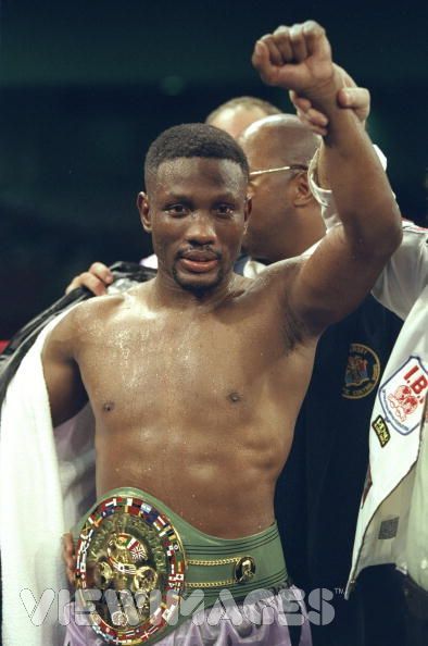 Pernell "Sweet Pea" Whitaker. Absolutely masterful defensive boxer. In my opinion robbed in two big fights against Julio Cesar Chavez and Oscar De La Hoya. Boxing History, Champions Of The World, Sports Personality, Boxing Champions, Tough Cookie, Combat Sport, Rocky Balboa, Sport Icon, Sports Figures