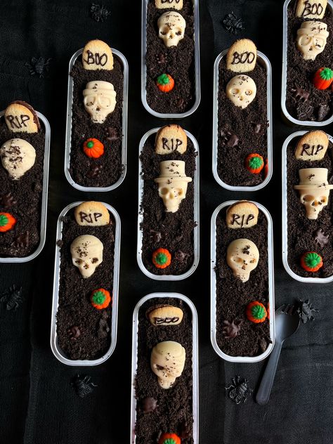 Graveyard Dirt Cups Dirt Graveyard Dessert, Graveyard Brownies Halloween Treats, Zombie Dirt Pudding Cups, Graveyard Pudding Dessert, Coffin Dessert, Dirt Dessert Cake, Graveyard Dirt Cups, Tombstone Cake Ideas, Graveyard Pudding Cups