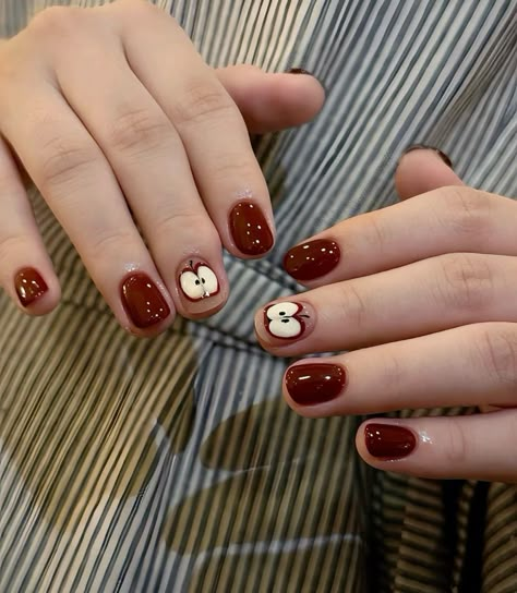 Red apple nails autumn nails fall inspo Short Fall Design Nails, September Red Nails, Fiona Apple Nails, Fallish Nails, Fantastic Mr Fox Nails, Fall Nails Ideas Autumn Short, Korean Fall Nails, Apple Nails Design, Apple Nail Art