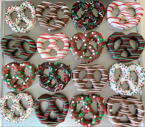 Pretzels Dipped In Chocolate Christmas, Christmas Themed Chocolate Covered Pretzels, Chocolate Christmas Pretzels, Christmas Treats For Work Party, Christmas Treats That Ship Well, Christmas Themed Sweets, Christmas Dessert Box Gift Ideas, Xmas Snacks For Kids, Pretzel Reindeer Treats