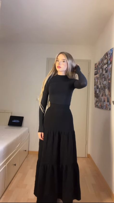 Hijab Maxi Skirt Outfit, Black Flowy Maxi Skirt Outfit, Laura Lutiq Outfits, All Black Modest Outfit, Modest Black Outfit, Modest Dresses Black, Flowy Black Skirt Outfit, Modest Long Skirt Outfits, Christian Woman Aesthetic Outfit