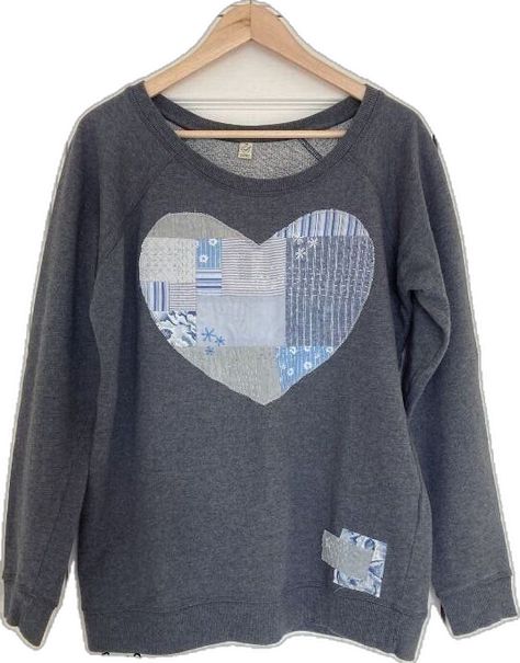 Sweatshirt To Tunic Diy, Valentines Tee Shirt Ideas, Refashion Shirts Diy, Applique On Sweatshirt, Sweatshirt Applique Ideas, Sweatshirt Applique Diy Ideas, Applique Sweatshirt Ideas, Quilt Sweatshirt, Appliqué Sweatshirt