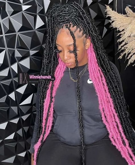 Soft Locs With Peekaboo, Peekaboo Butterfly Locs Pink, Peekaboo Butterfly Locs, Peekaboo Soft Locs, Butterfly Locs Hairstyles, Soft Locs Hairstyles, Slay Hairstyles, Pink And Black Hair, Era Aesthetic